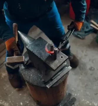 herrero forjando en un yunque