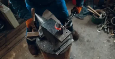 herrero forjando en un yunque