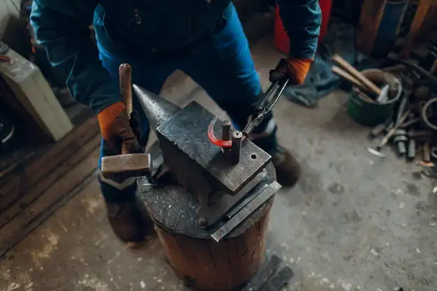 herrero forjando en un yunque