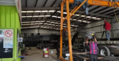 Cargando acero para repartir