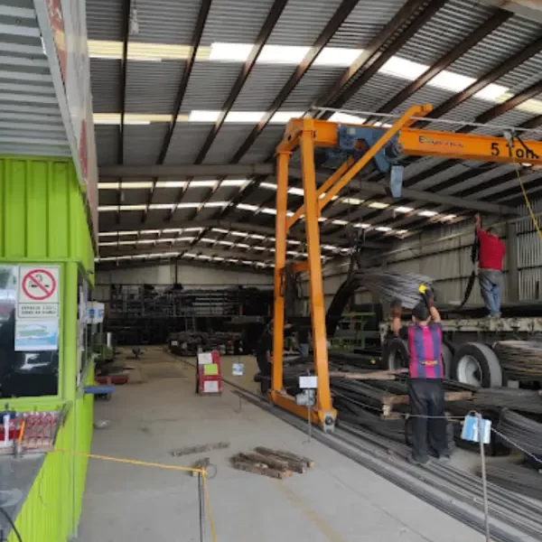 Cargando acero para repartir